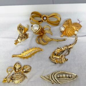 8 vintage brooches